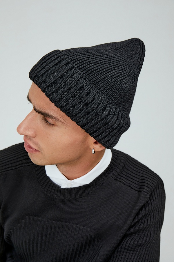 Темно-серая шапка с отворотом