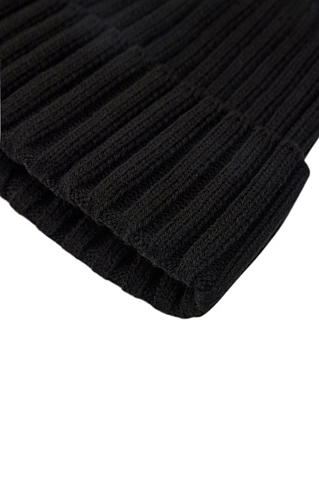 Шапка черного цвета