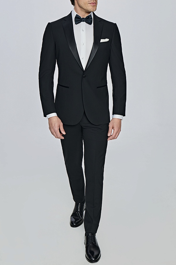 Смокинг черного цвета