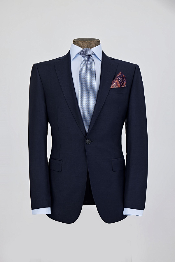 Темно-синий костюм на одной пуговице