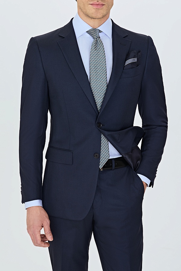 Однотонный темно-синий костюм