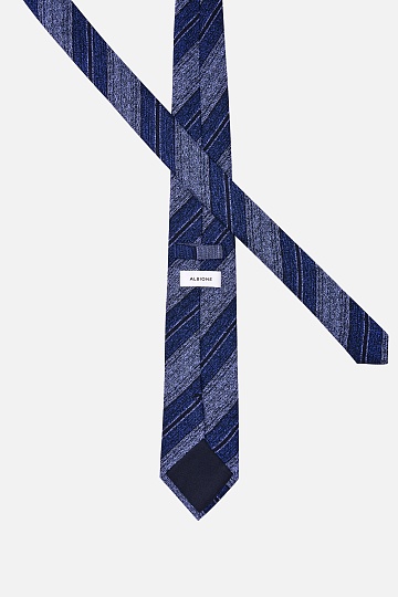 Синий галстук в полоску