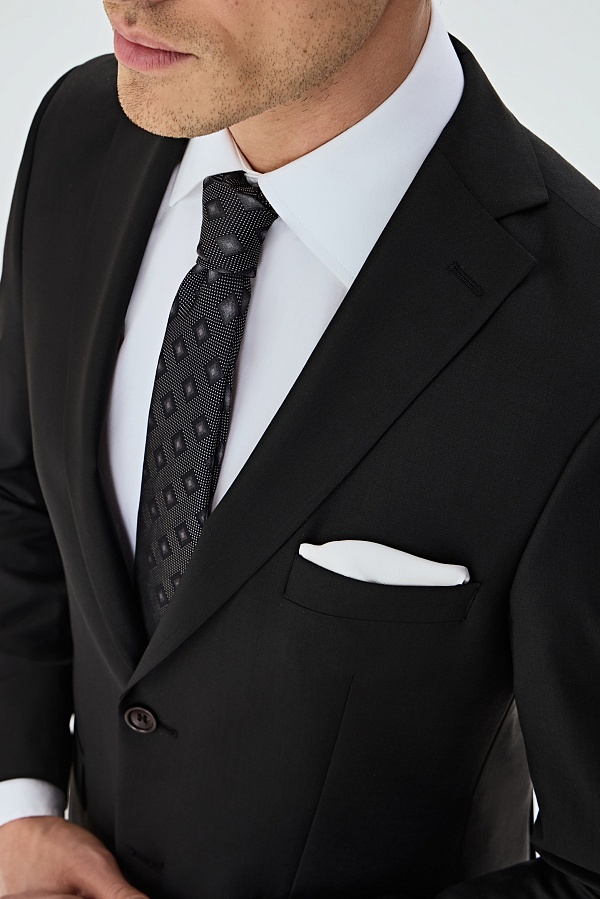 Однотонный черный костюм