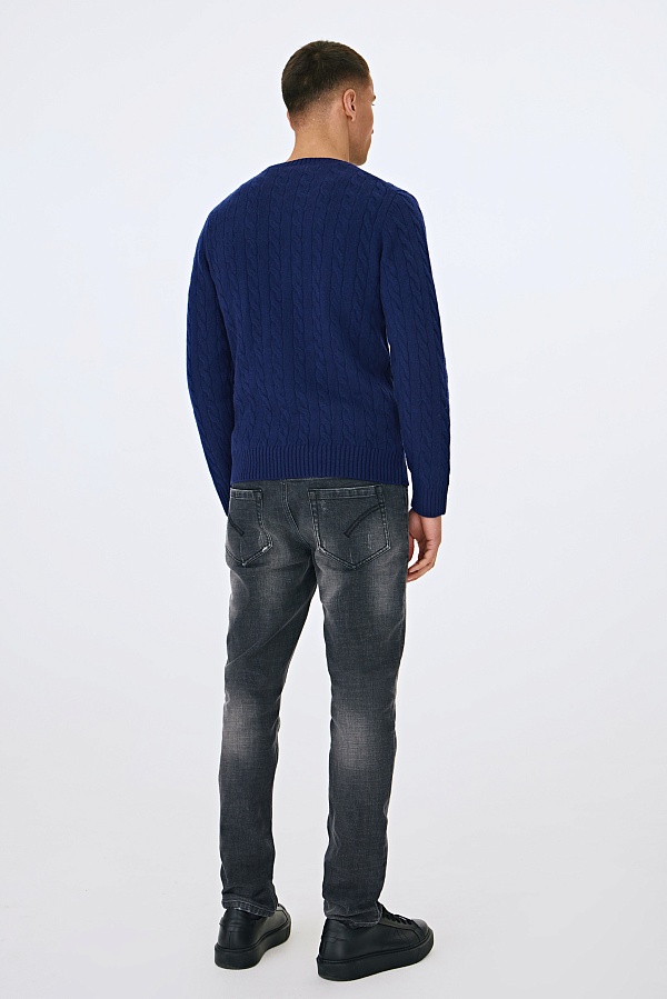 Синий джемпер с косами