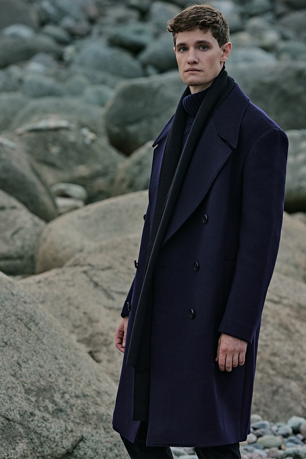 Двубортное темно-синее пальто