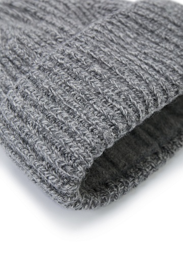 Серая шапка с меланжевым эффектом