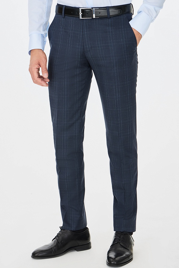 Темно-синий костюм в крупную клетку