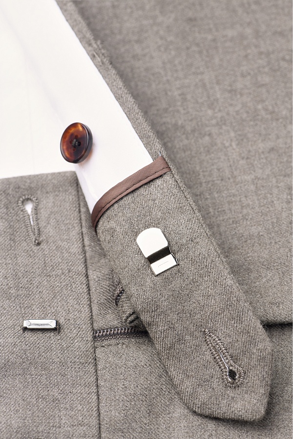 Брюки коричневого цвета