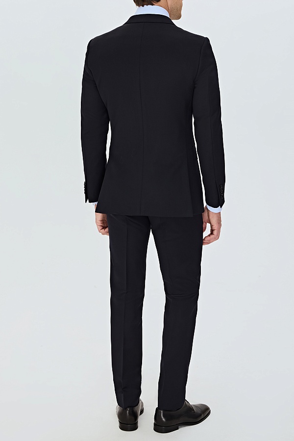 Однотонный черный костюм