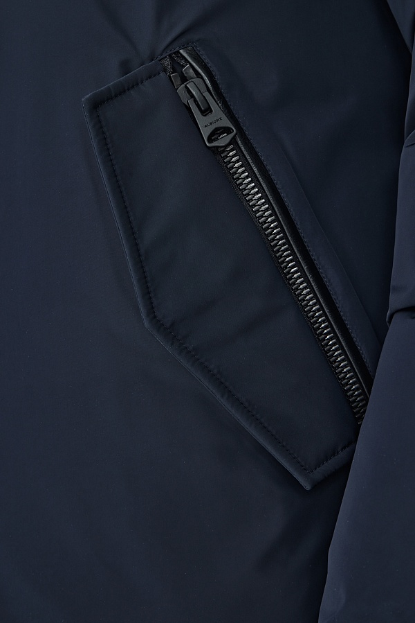 Темно-синий пуховик с капюшоном