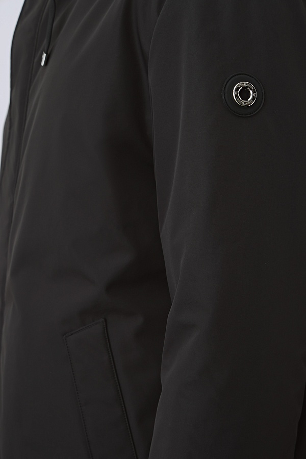 Черный пуховик