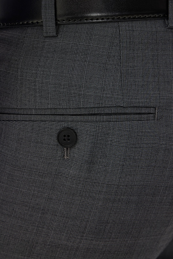 Серые брюки в клетку