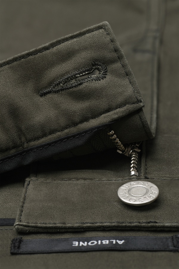 Джинсы болотного цвета