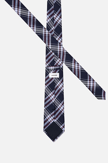 Черный галстук в полоску