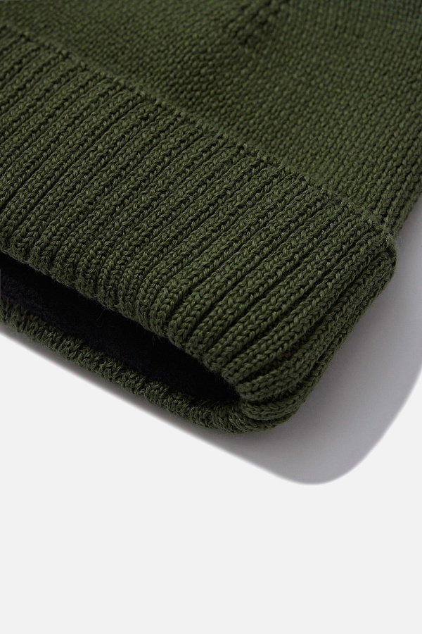 Темно-зеленая шапка с отворотом