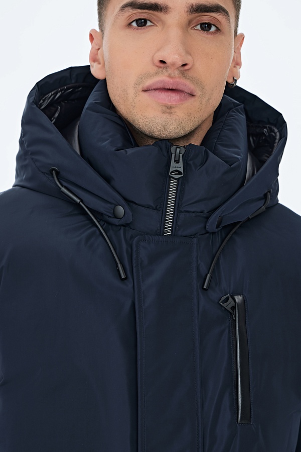 Темно-синий пуховик с капюшоном