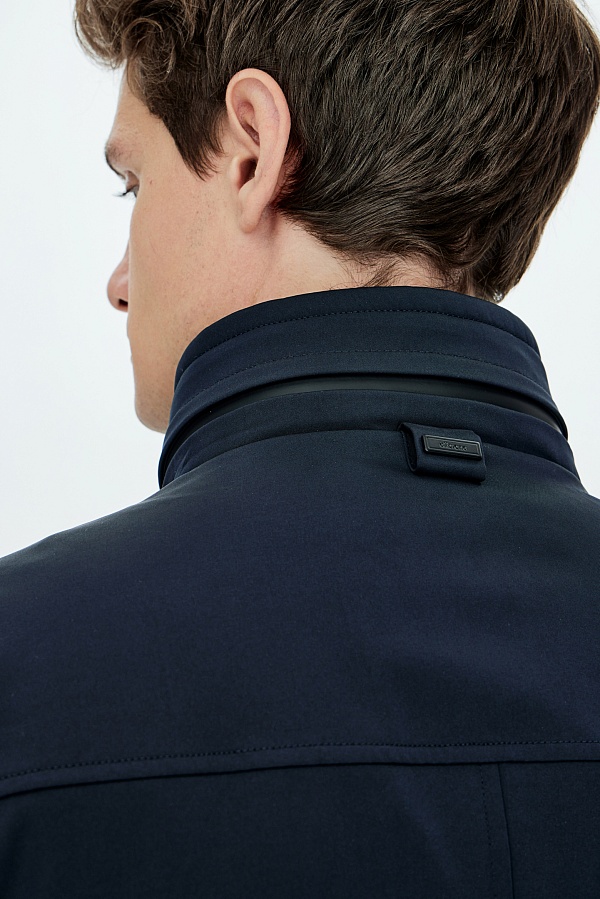 Темно-синяя пуховая куртка с воротником-стойкой