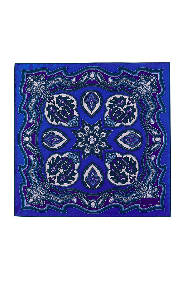 Синий платок с орнаментом