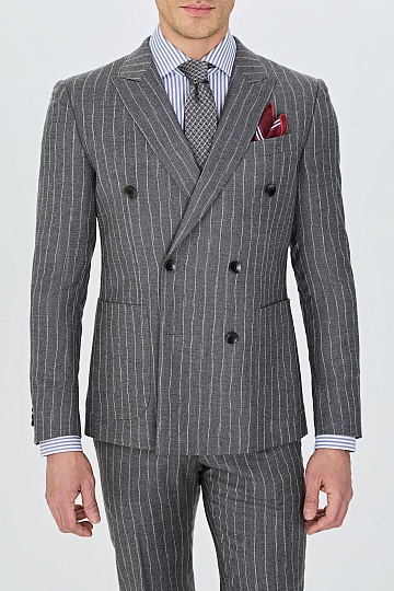 Серый двубортный костюм в меловую клетку