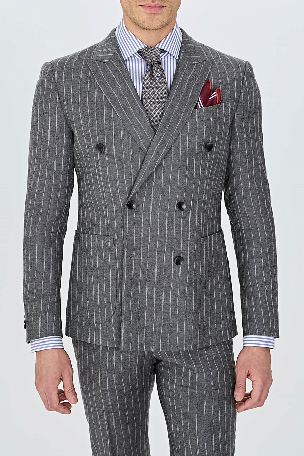 Серый двубортный костюм в меловую клетку