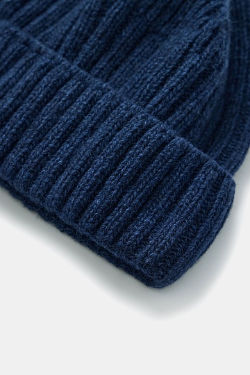 Темно-синяя укороченная шапка