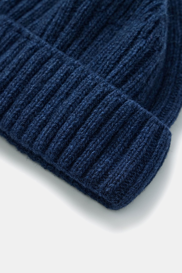 Темно-синяя укороченная шапка