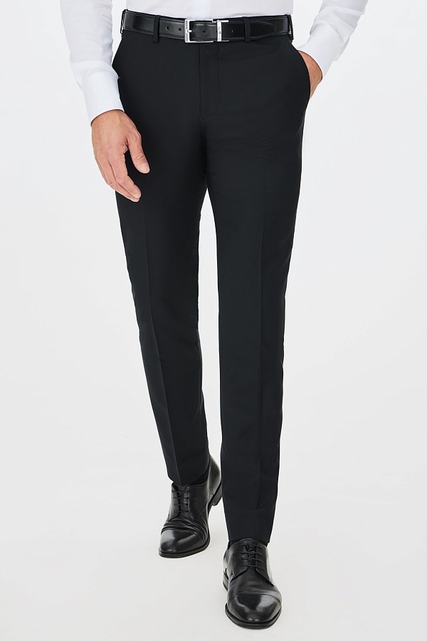 Черный однотонный костюм