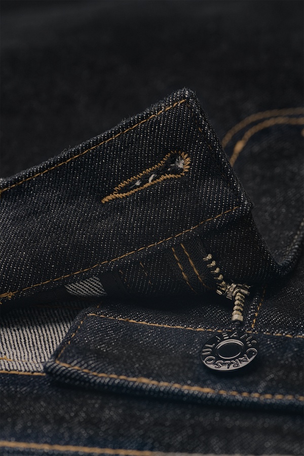 Черные джинсы с контрастной строчкой