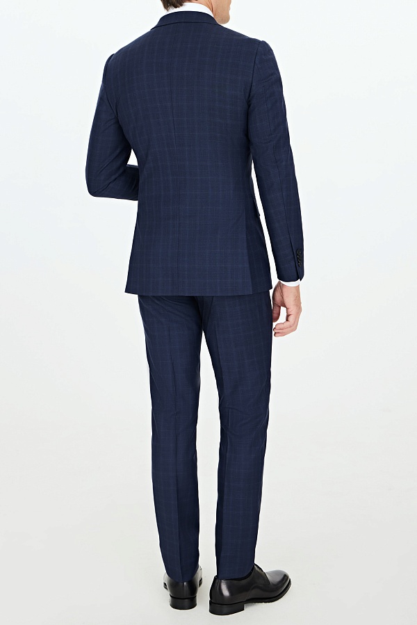 Темно-синий костюм в клетку
