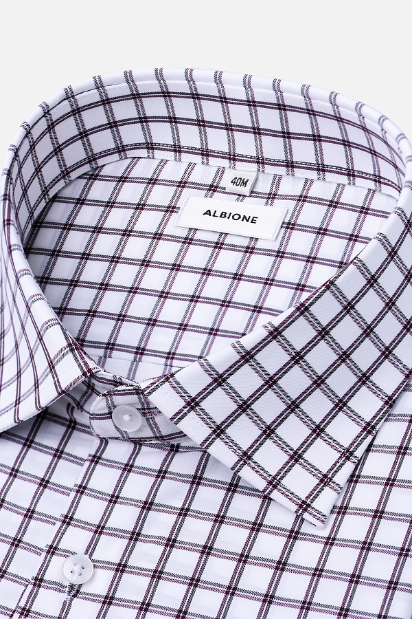 Белая рубашка в серо-бордовую клетку