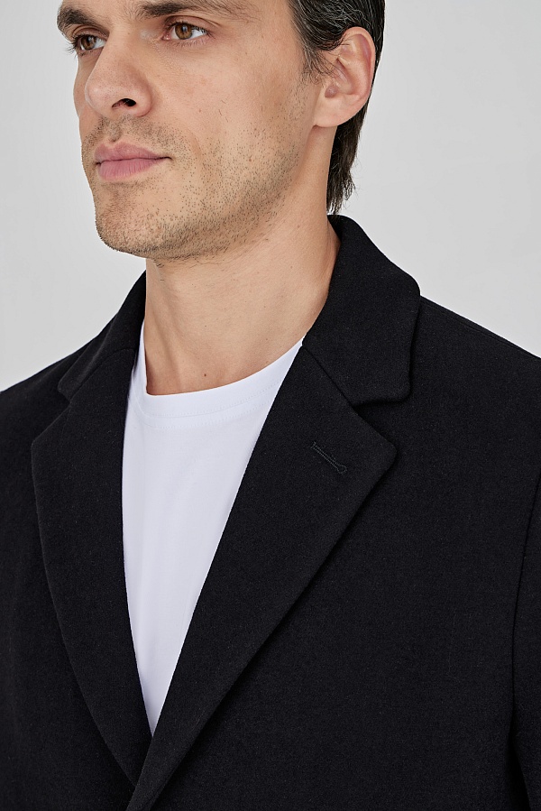 Черное пальто на трех пуговицах