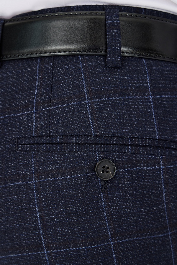 Темно-синие брюки в крупную клетку