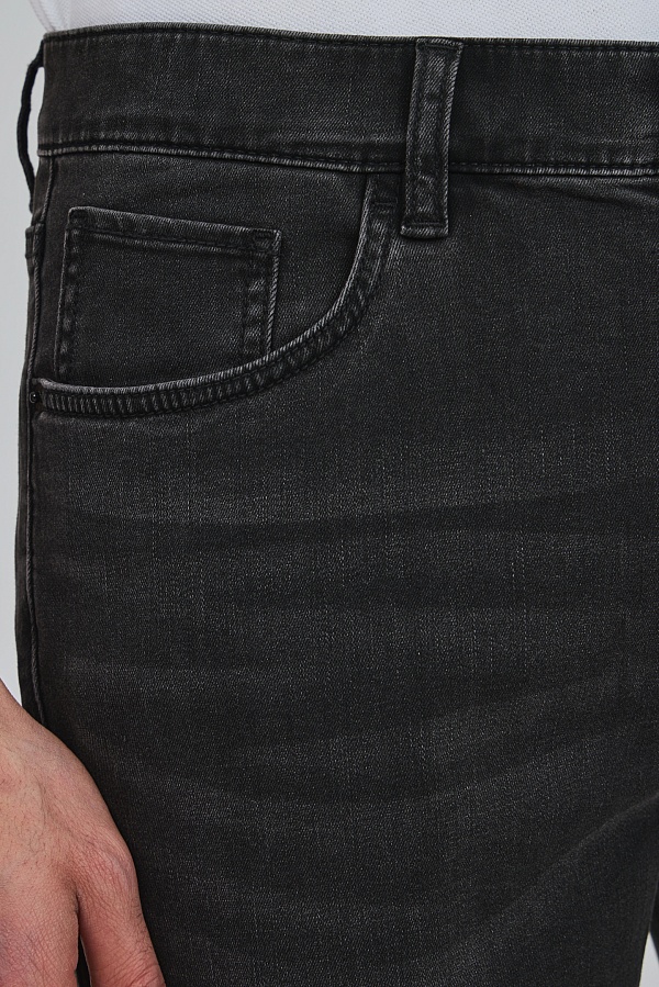 Темно-серые джинсы с потертостями