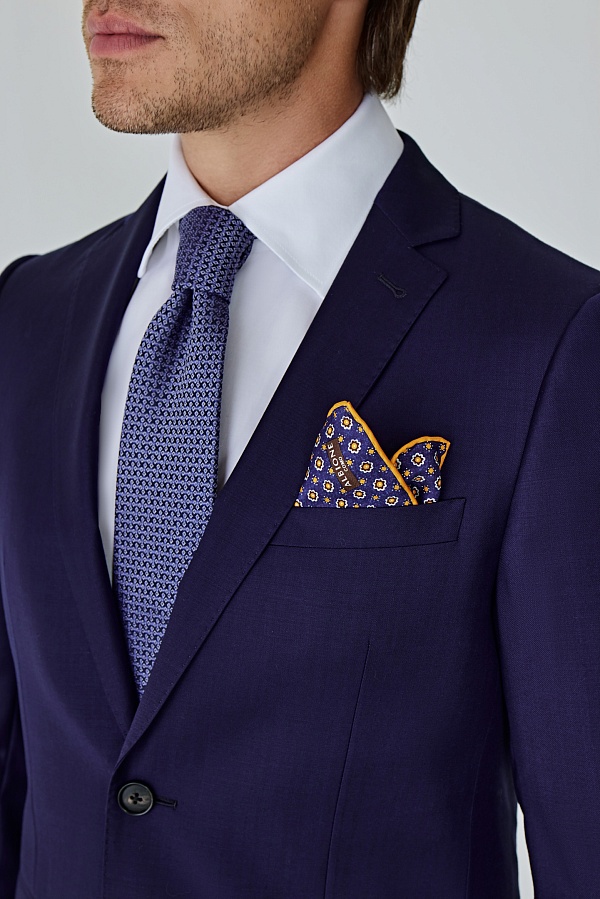 Однотонный темно-синий костюм