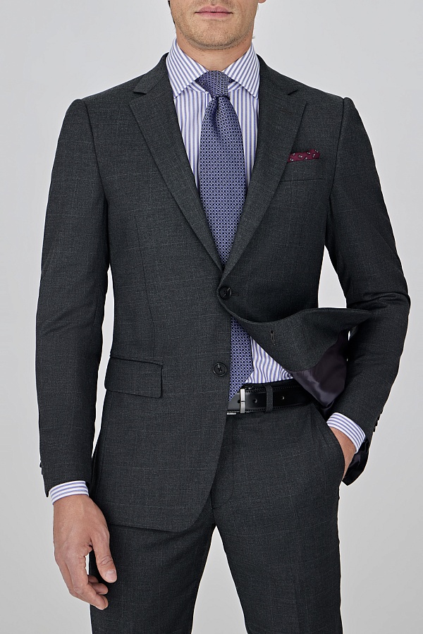 Серый костюм в клетку