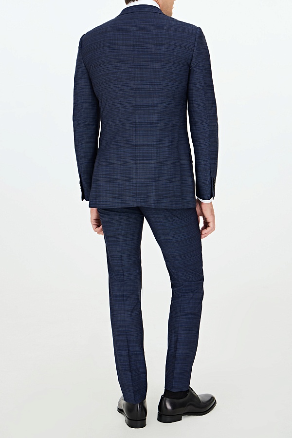 Темно-синий костюм в черную горизонтальную полоску