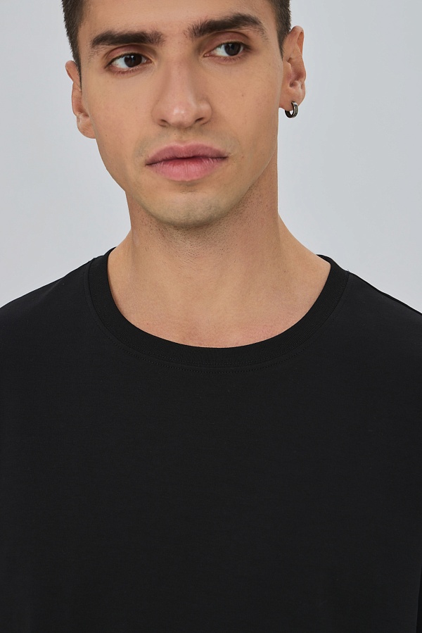 Черная базовая футболка