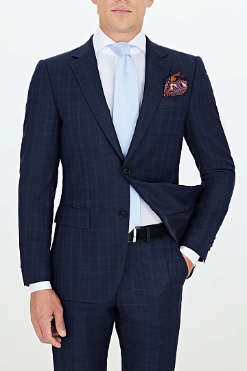 Темно-синий костюм в клетку