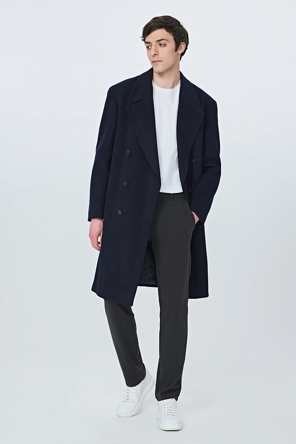 Пальто темно-синего цвета