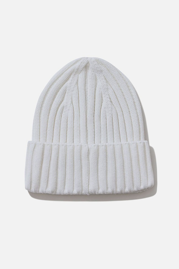 Белая шапка с отворотом