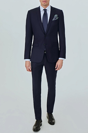 Темно-синий костюм на двух пуговицах