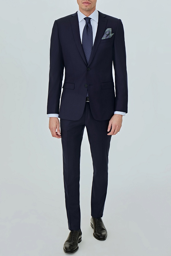 Темно-синий костюм на двух пуговицах