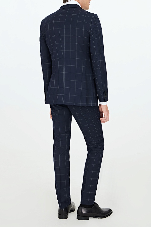 Темно-синий костюм в серую клетку