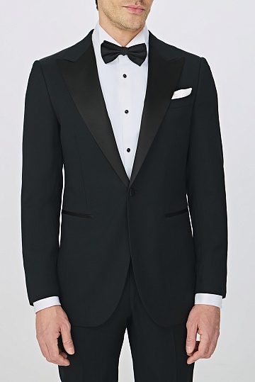 Черный костюм-смокинг с широкими лацканами