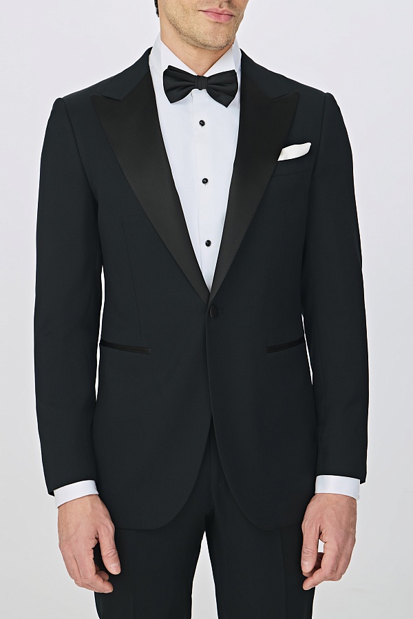 Черный костюм-смокинг с широкими лацканами