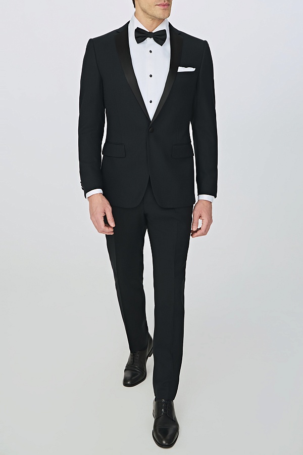 Черный костюм-смокинг с узкими лацканами