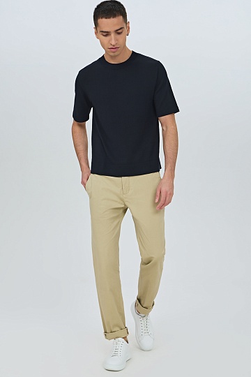 Темно-синяя трикотажная футболка