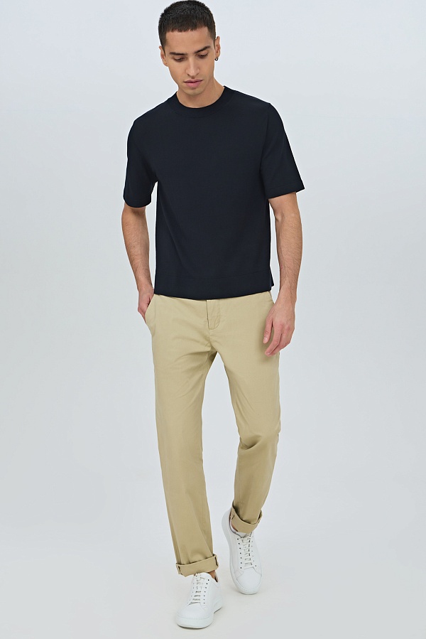 Темно-синяя трикотажная футболка