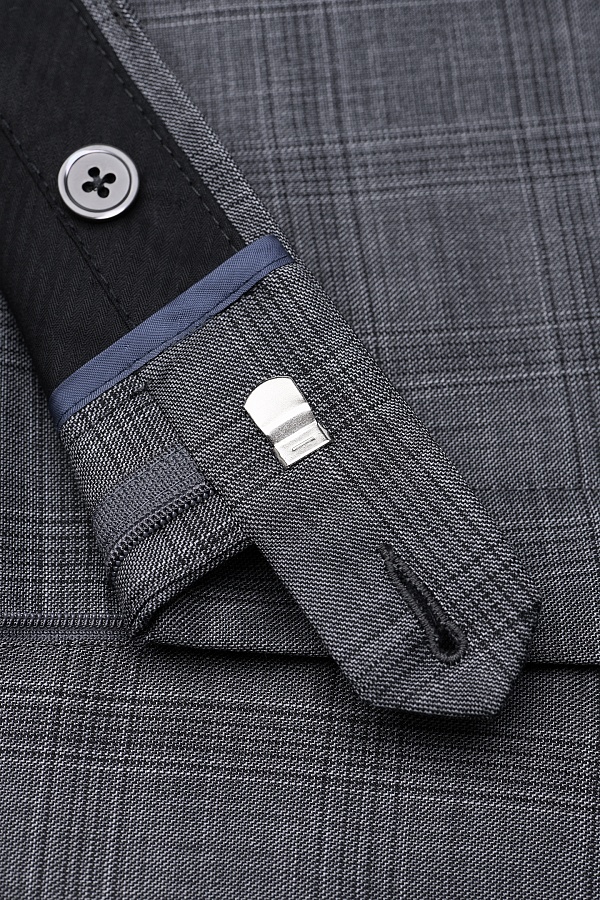 Серые брюки в клетку