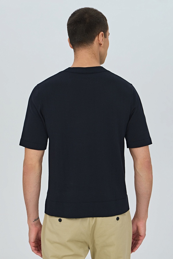 Темно-синяя трикотажная футболка